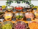 サラダバーで、お好みの野菜を自由に組み合わせてください