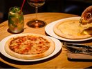 夜のご褒美、ピザとカクテルで乾杯!