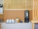 【朝食】お食事会場 お茶やコーヒー・水をご用意しております。
