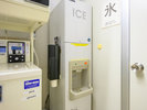 【製氷機】氷入れは横の紙コップをご利用ください。
