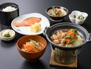 【朝食】日替わり陶板付和膳「鶏と茸とお野菜の陶板焼き」