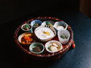 【朝食(籠盛一例)】田舎蒟蒻ぬた和え、肥後牛肉大根、高野豆腐甘煮、他