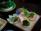 【夕食一例(御造り)】旬の御造りには、地元のお醤油だけでなく、藻塩、酢味噌を添えています。