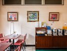 ロビーに24時間、ウェルカムドリン暖かいコーヒー・冷たいオレンジジュース・朝は朝軽食・数種類のパン