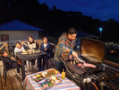 パパの腕の見せ所!火力調整ができるBBQグリルなので、焦がす心配なく美味しく焼き上げます♪