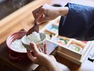 ご朝食:12数種の彩小鉢と共に土鍋で炊き上げたご飯をお楽しみいただけます