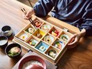 ご朝食:12数種の彩小鉢と共に土鍋で炊き上げたご飯をお楽しみいただけます