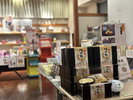 売店には地元の美味しいお土産をご用意しております