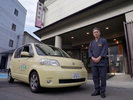 かみのやま温泉駅への送迎は、少人数の場合はこちらの黄色い車で向かいます。