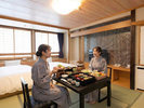和モダン35平米のお部屋での食事風景