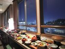 洋室ツインのお部屋は夜景を見ながらお食事を楽しめます。
