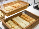朝食 豊富な種類のパン