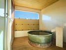 【露天風呂付特別和洋室】有田焼の風情ある浴槽です。