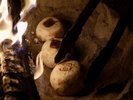 長野市内で灰焼きおやきを食べられるのはやきもち家だけです。