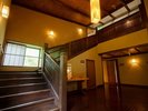 *【館内】木の温もりが美しい開放的な館内空間が広がります