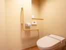 *【客室トイレ】手すり付きで安心してご利用いただける温水洗浄便座付トイレ
