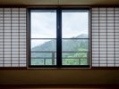 *【新館和洋室16畳】自然に包まれながら語らいを楽しめる心地よい空間