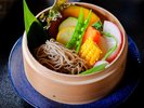 *【ご夕食一例/せいろ蒸し】旬野菜とともに味わう風味豊かな蕎麦をご用意