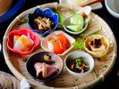 *【ご夕食一例/前菜盛り合わせ】地元食材を活かした小鉢の数々、目にも華やかな前菜盛り合わせです