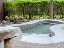 *【露天風呂/ひょうたんの湯】やわらかな湯と木々の緑が、心身をそっとほどきます