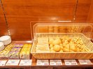 約40種類の朝食バイキングをお楽しみいただけます。