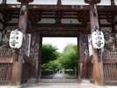 四季折々の花が咲き誇る「花の寺」として知られる石山寺。ホテルからは車で約20分です。