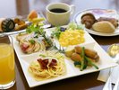 【朝食ビュッフェ】メニューは約60種類。和と洋、どちらも選べる自由さが嬉しい。