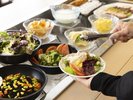 【朝食ビュッフェ】新鮮な地元野菜もたっぷり、気持ちも満たされる。そんな“ごきげん朝ごはん”。