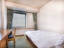 【シティサイド・シングルルーム】使いやすさと落ち着きのちょうど真ん中。ビジネスでも旅行でも心地よい。