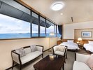 【レイクビュー・和洋室デラックスルーム】ソファに座って、何気ない話をする。それだけで満たされる空間。