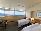 【レイクビュー・和洋室デラックスルーム】広さ60平米以上。大きな窓がお部屋の広さを際立たせます。