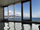 【展望浴場】湯気の向こうに浮かぶ静けさ。旅の疲れを流してくれる、癒しの空間。