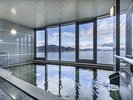 【展望浴場】開放感にあふれた窓からは、穏やかな琵琶湖や比良・比叡の山々が一望できます。