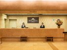 【フロントロビー】天井が高く開放感たっぷりの空間。23:00以降到着の場合は事前にご連絡ください。