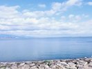 風が水面をなでる音まで聞こえてきそうな、朝の静寂のひととき。