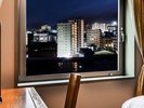 【シティサイド・シングルルーム】街側の静けさが、心を整えてくれる。やわらかな灯りに包まれた時間。
