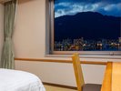 【レイクビュー・ダブルルーム】視線の先に湖が広がる、静かなお部屋。朝も夜も、特別な景色が待っている。