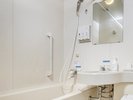 【バスルーム|シングル・ダブル・ツインルーム】機能的で清潔なバスルーム。シンプルが心地良い。