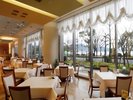【朝食ビュッフェ】琵琶湖に面した大きな窓と吹き抜けの空間が開放的なレストラン「タントタント」