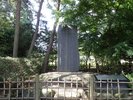 「雨ニモマケズ」詩碑 石碑の前からは、「下ノ畑」である賢治自耕の地を一望することもできます。