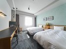 快適なシモンズ製ベッド2台、窓からは美しい山々と花巻の街並みを楽しめるお部屋です。