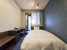モダンシングルルームはバスから外の景色を眺望できます。ゆったりとしたバスタイムをお楽しみください。