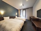 シモンズ製ベッド(120cm×195cm)でリラックス。バス・トイレ別のモダンルーム。