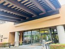 【外観】「秋の宮山荘」水墨画を写したホテル玄関 自然水が注がれた池でイワナがお出迎え