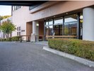 【施設外観】「秋の宮山荘」玄関、静かにお客様をお出迎え
