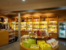 【施設/お土産売店コーナー】県内郷土のお土産各種・地酒など取り揃えております