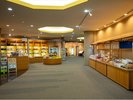 【施設/お土産売店コーナー】ロビー付近のお土産店では秋田の商品をご用意しております