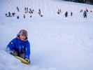 【施設周辺】冬季のお楽しみ/ソリ遊びを楽しむ子供達イメージ