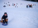 【施設周辺】冬季のお楽しみ/ソリ遊びを楽しむ子供達イメージ