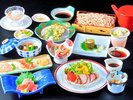 【楽水園の蕎麦会席】こだわりの生蕎麦のほか、季節の揚げ物やお造りなど品数豊富な会席コースです